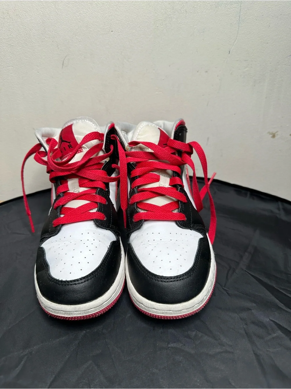 AIR JORDAN 1 MID (GS) BLACK / VERY BERRY - WHITE BIG KIDS 554725-016 SIZE 4Y